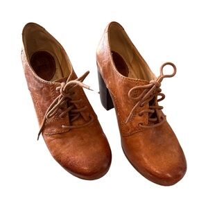 women’s size 6.5 Frye Carson heel oxford.